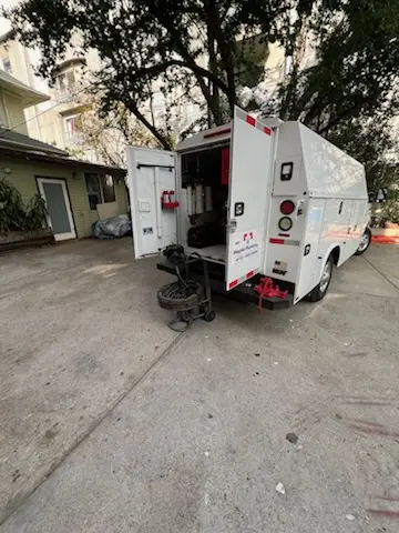 Magnet Plumbing service vehicle on-site for Grease Trap Cleaning in Piñata District